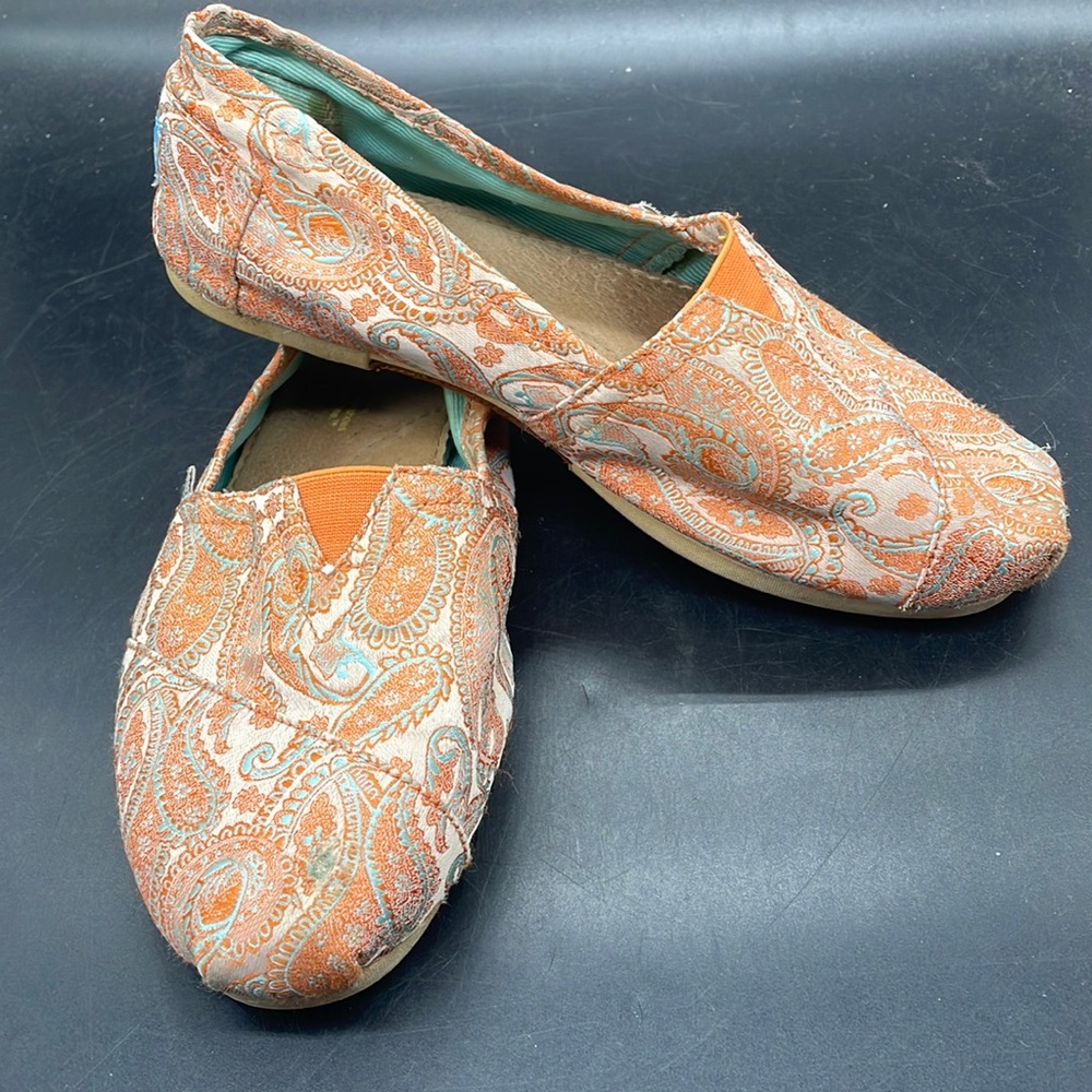 Tom’s Peach Paisley Flats sz 8